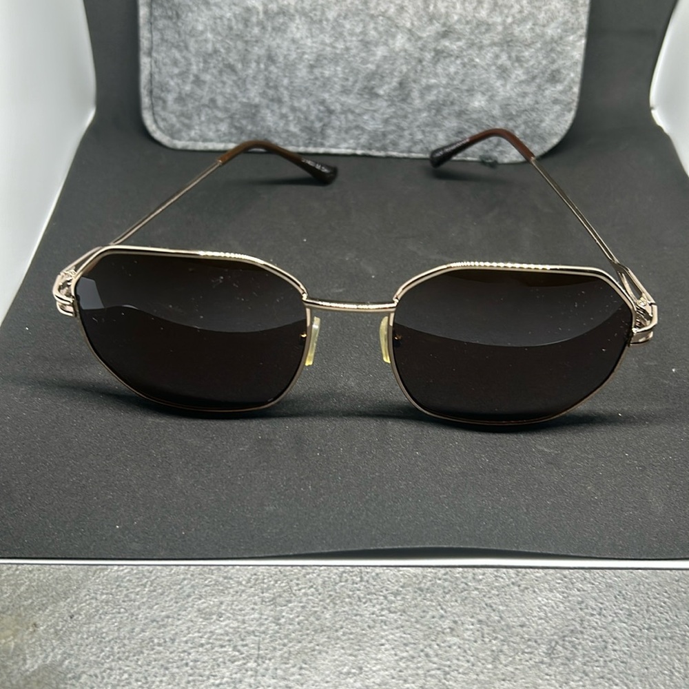 Gently use a sunglasses with no scratches practically never use